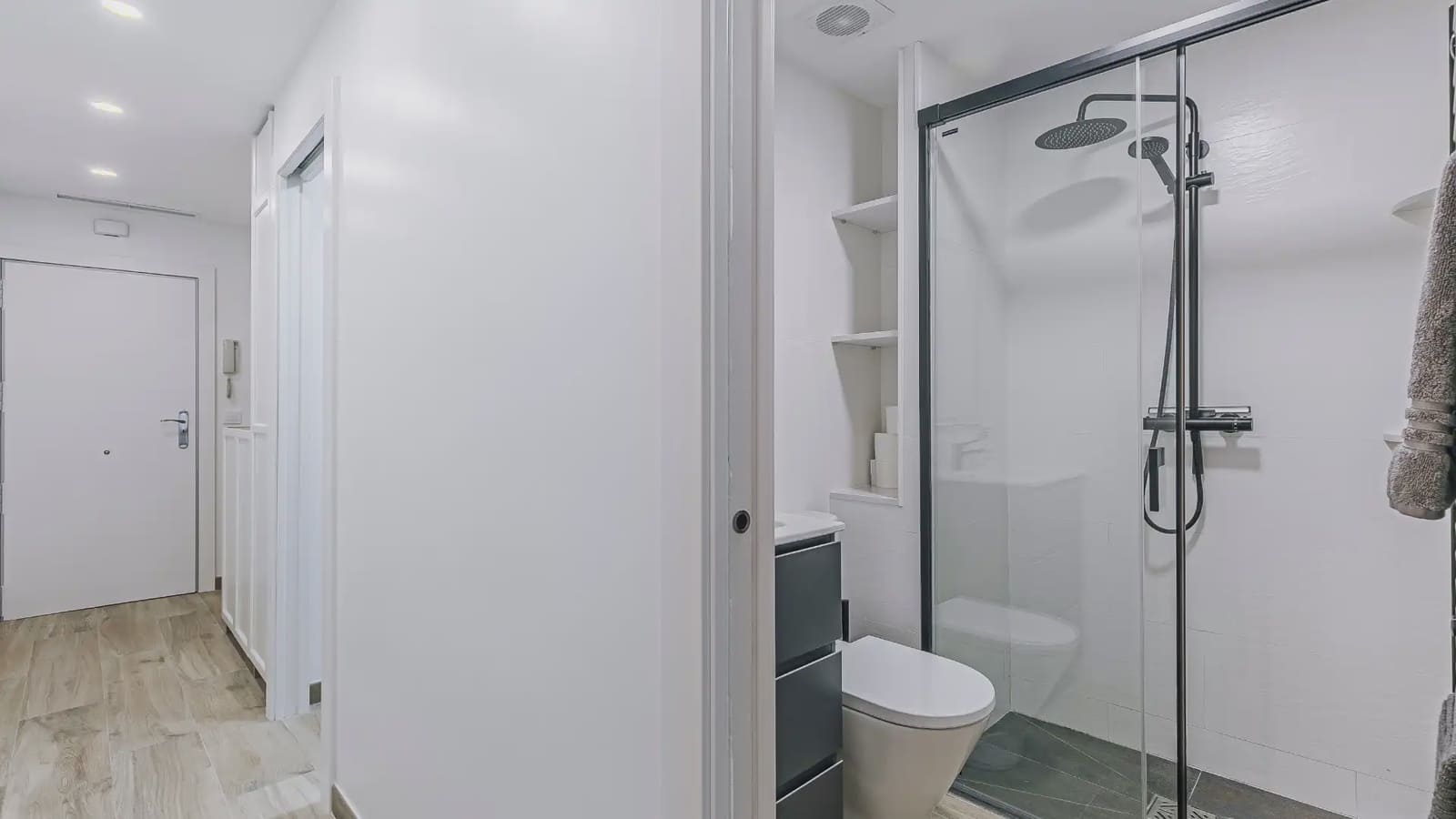 3 bedroom Flat for sale in Cornella de Llobregat - € 250,000 (Ref: 9733421)