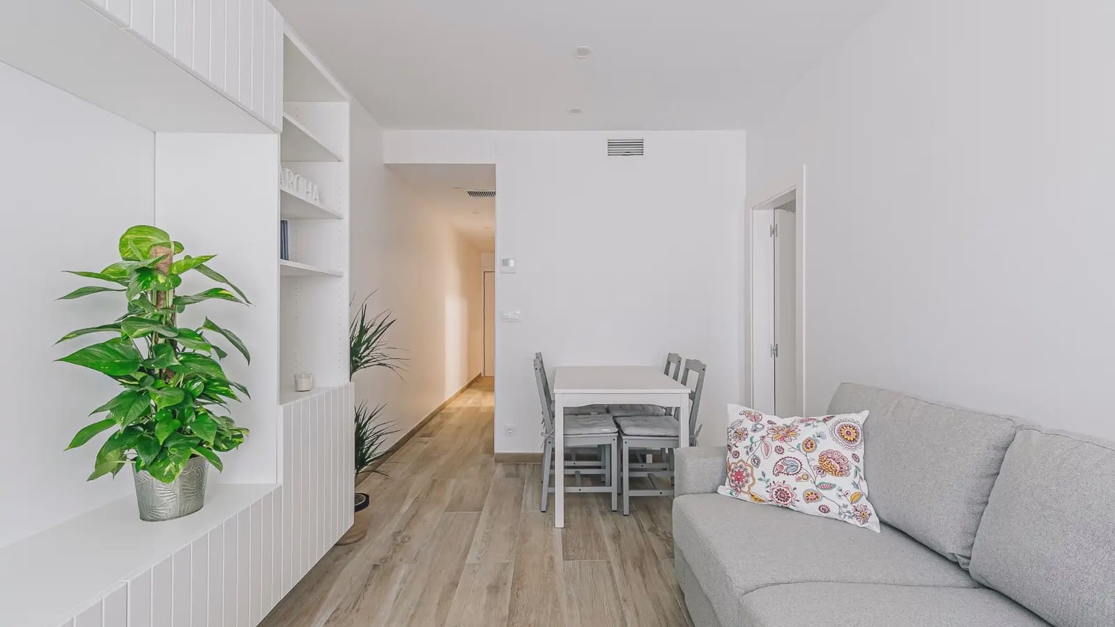 3 bedroom Flat for sale in Cornella de Llobregat - € 250,000 (Ref: 9733421)