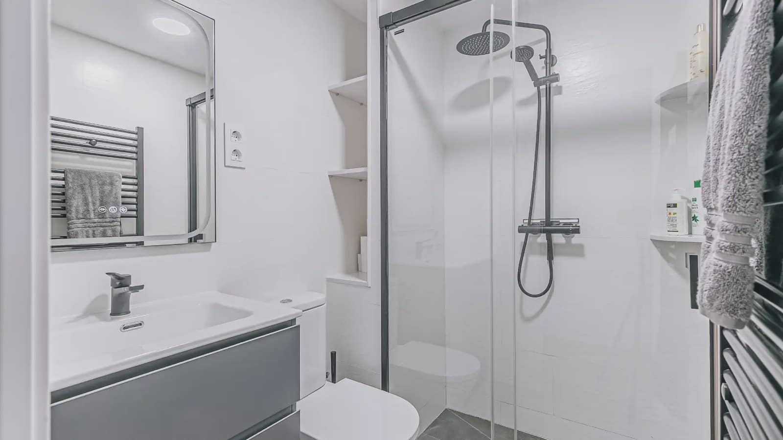 3 bedroom Flat for sale in Cornella de Llobregat - € 250,000 (Ref: 9733421)