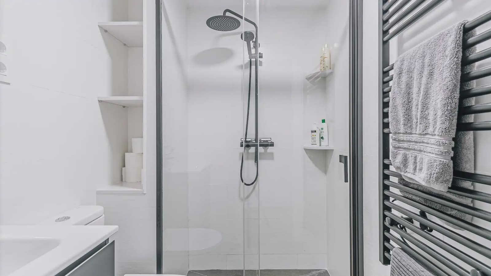 3 bedroom Flat for sale in Cornella de Llobregat - € 250,000 (Ref: 9733421)