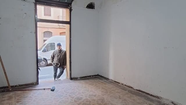 Commercial for rent in La Vila de Gràcia, Barcelona city - € 600 (Ref: 9739147)