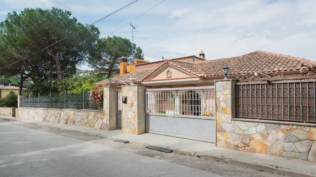 7 sypialnia Willa na sprzedaż w Argentona z basenem garażem - 785 000 € (Ref: 9743197)