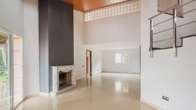 Chalet de 6 habitaciones en Sant Boi de Llobregat en venta con piscina garaje - 895.000 € (Ref: 9743198)