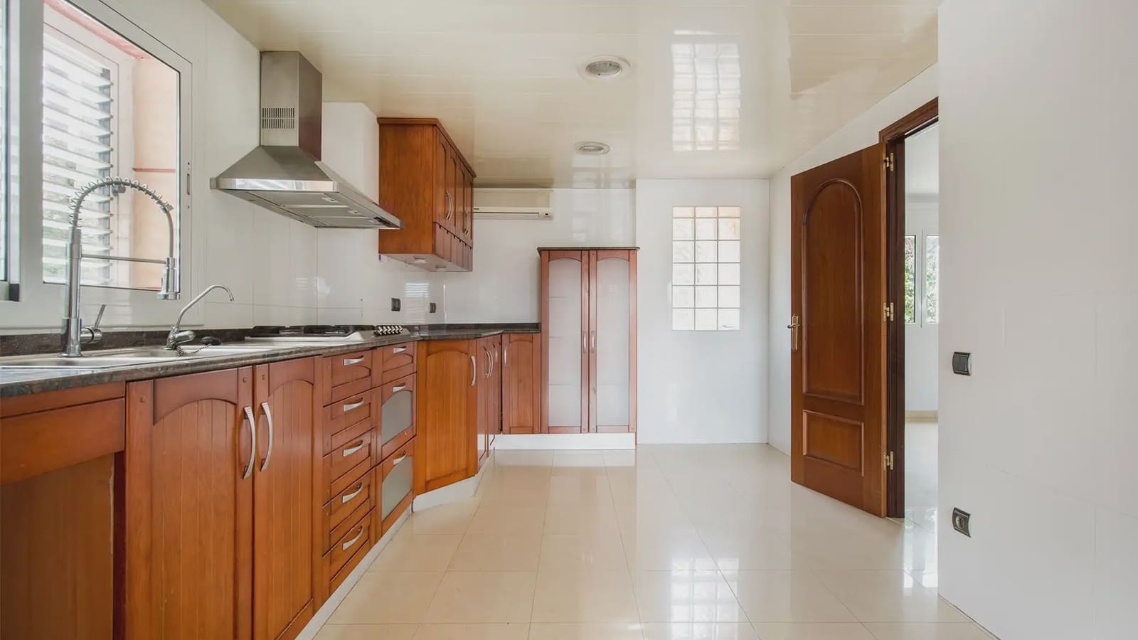 Chalet de 6 habitaciones en Sant Boi de Llobregat en venta con piscina garaje - 895.000 € (Ref: 9743198)