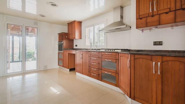 Chalet de 6 habitaciones en Sant Boi de Llobregat en venta con piscina garaje - 865.000 € (Ref: 9743198)