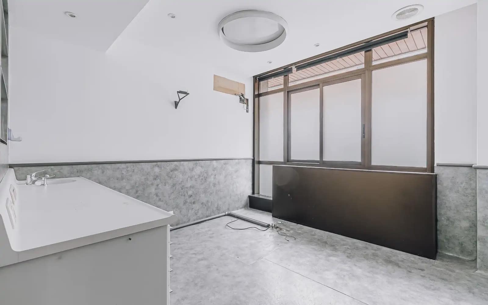 Commercial for sale in Barcelona city - € 420,000 (Ref: 9750934)