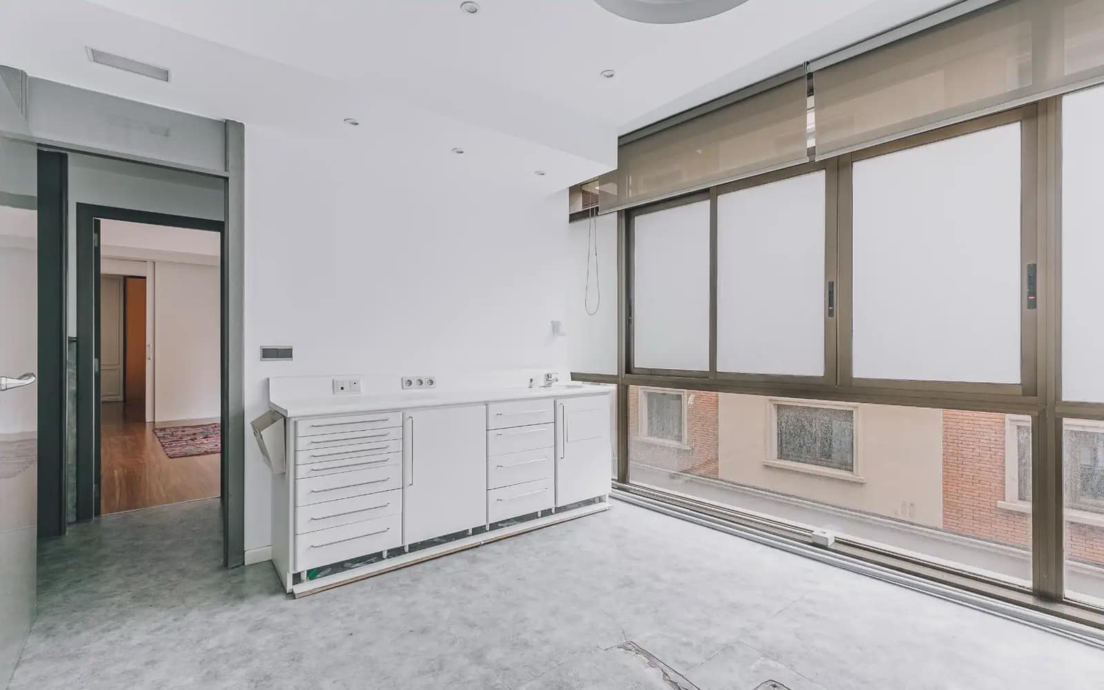 Commercial for sale in Barcelona city - € 420,000 (Ref: 9750934)