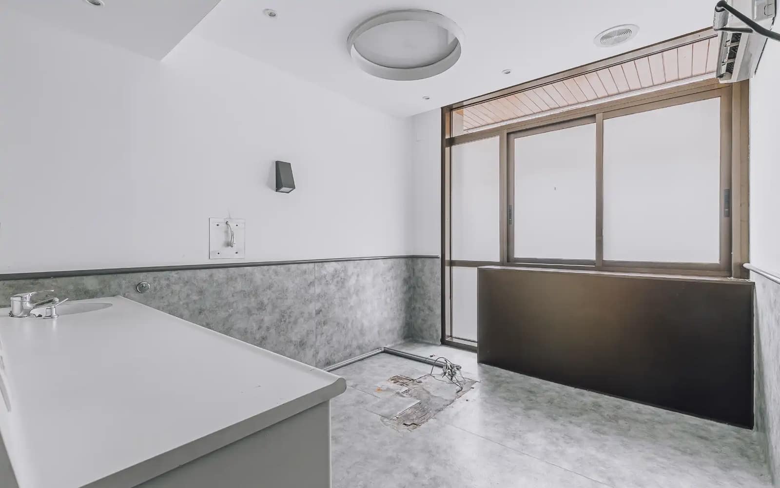 Commercial for sale in Barcelona city - € 420,000 (Ref: 9750934)