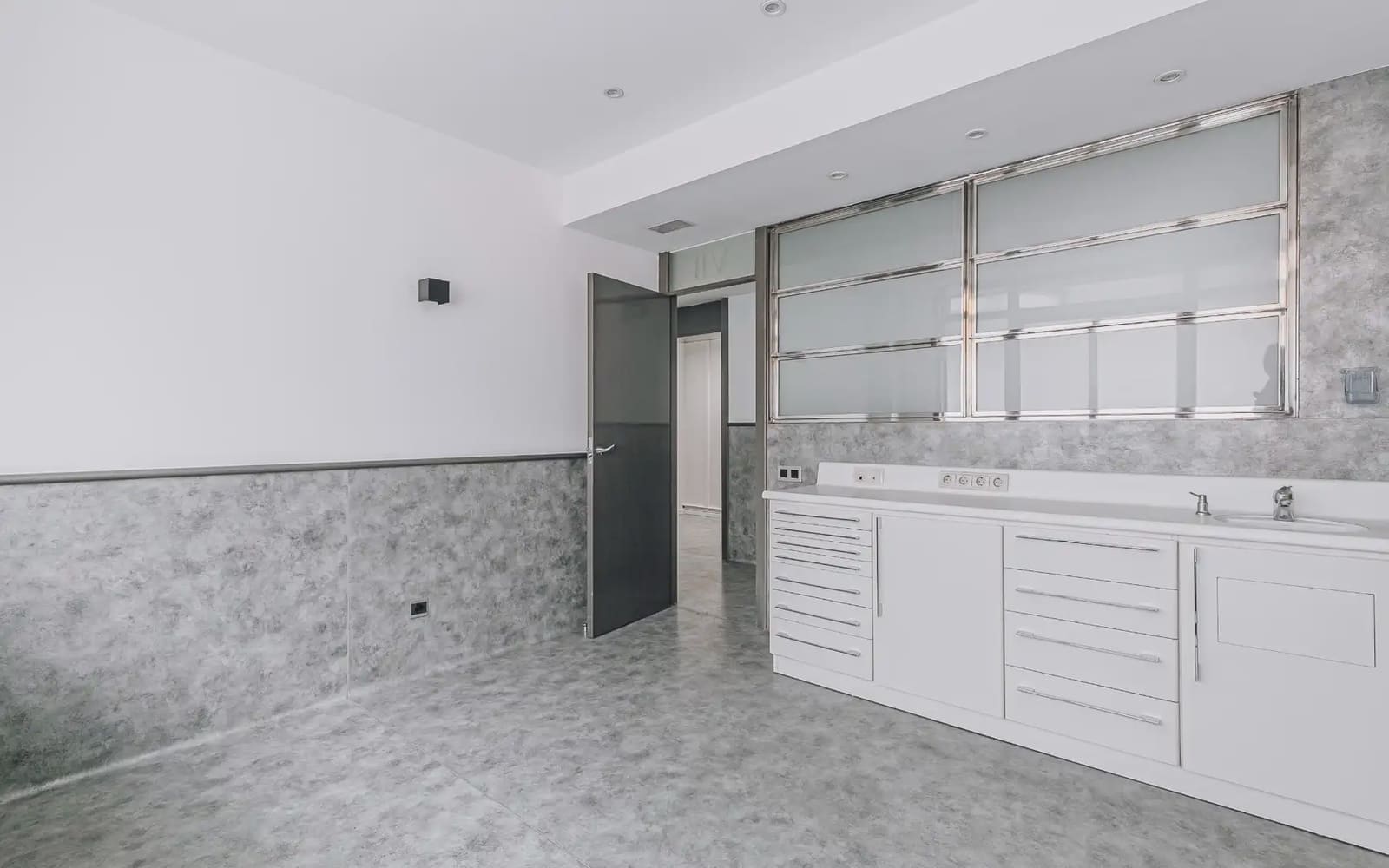 Commercial for sale in Barcelona city - € 420,000 (Ref: 9750934)