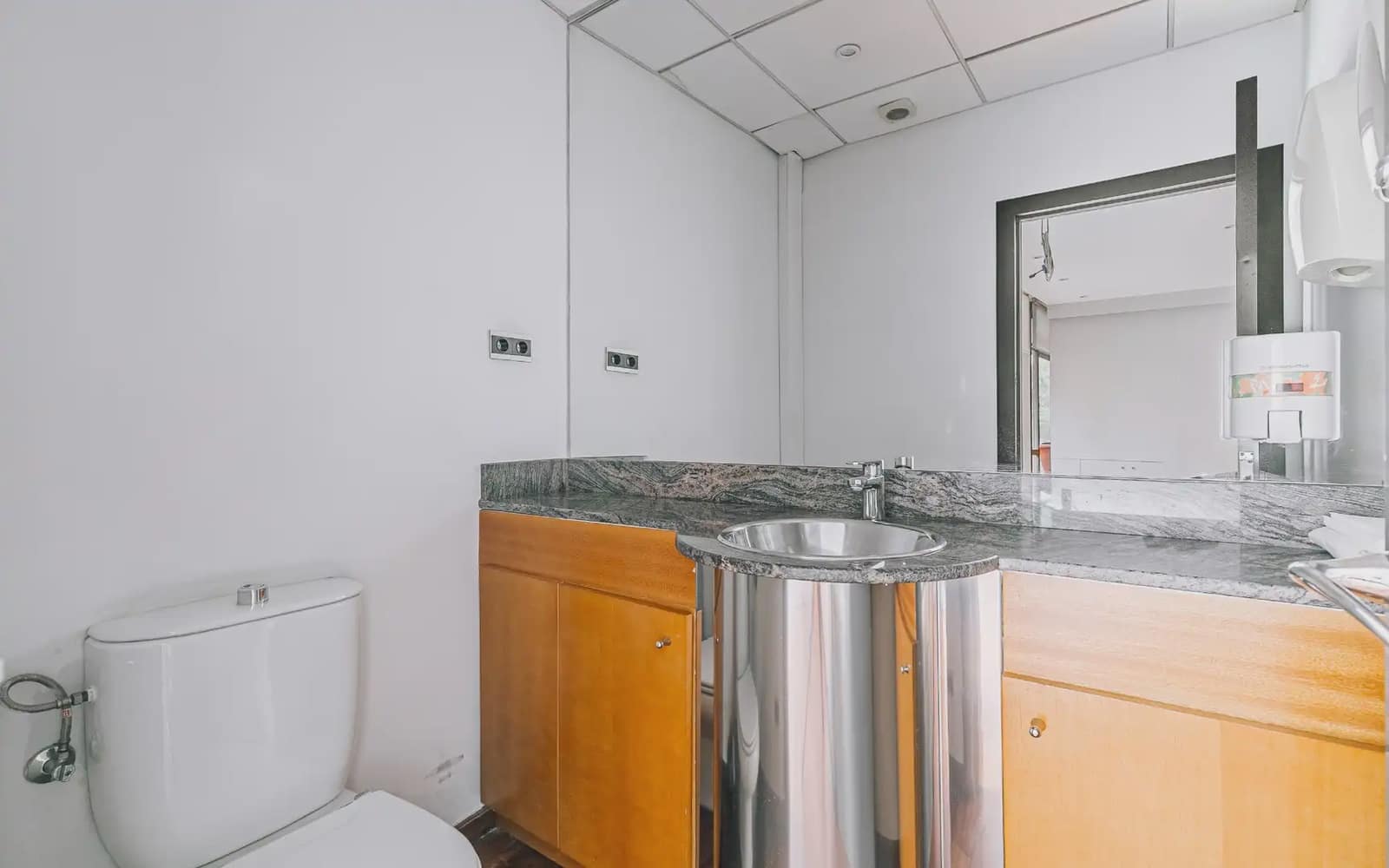 Commercial for sale in Barcelona city - € 420,000 (Ref: 9750934)