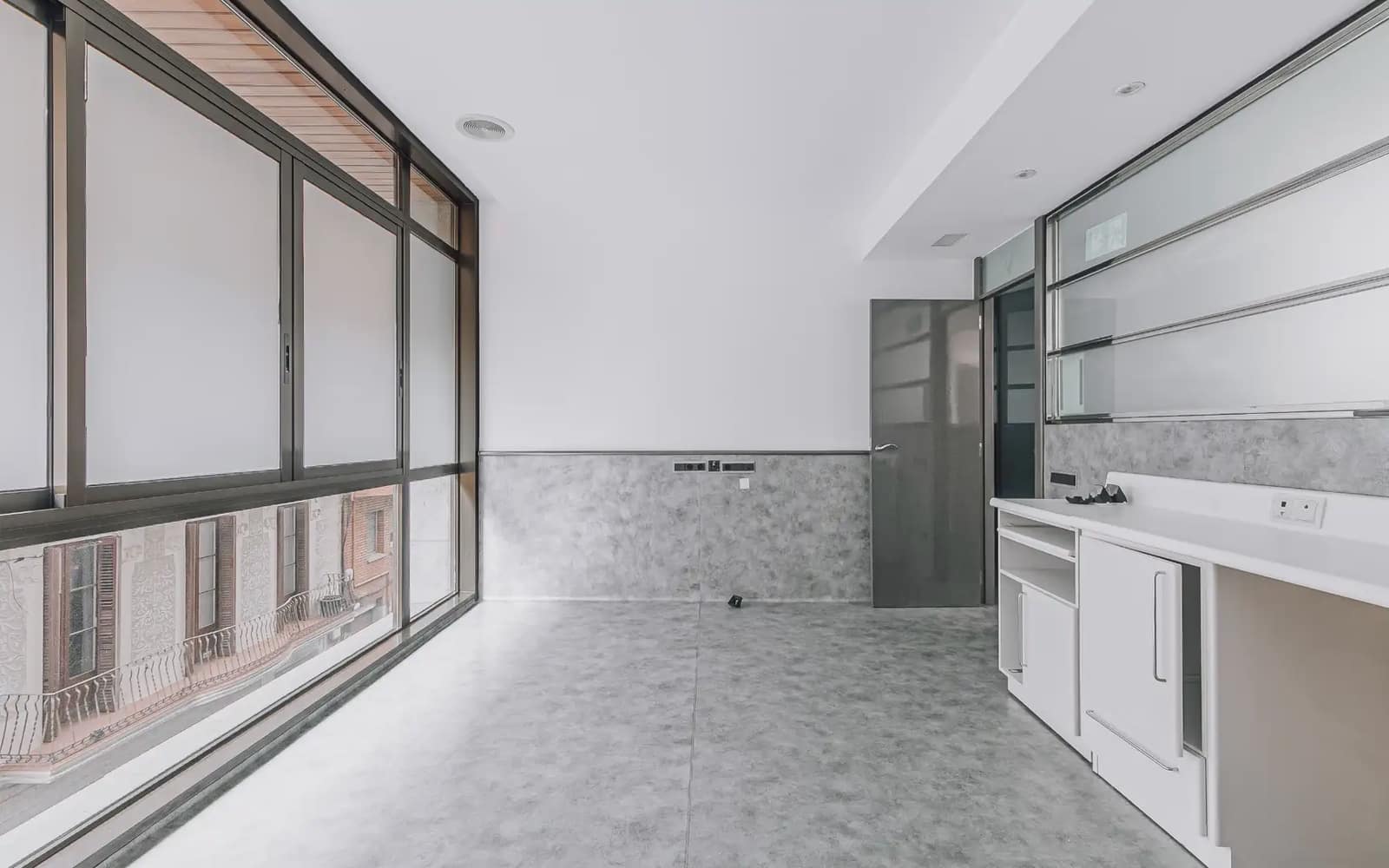 Commercial for sale in Barcelona city - € 420,000 (Ref: 9750934)