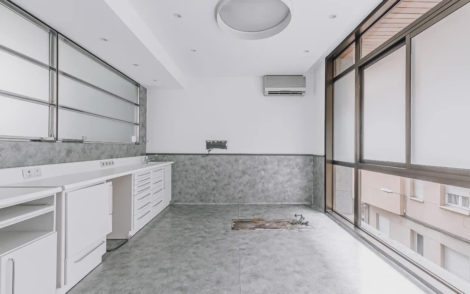 Commercial for sale in Barcelona city - € 420,000 (Ref: 9750934)