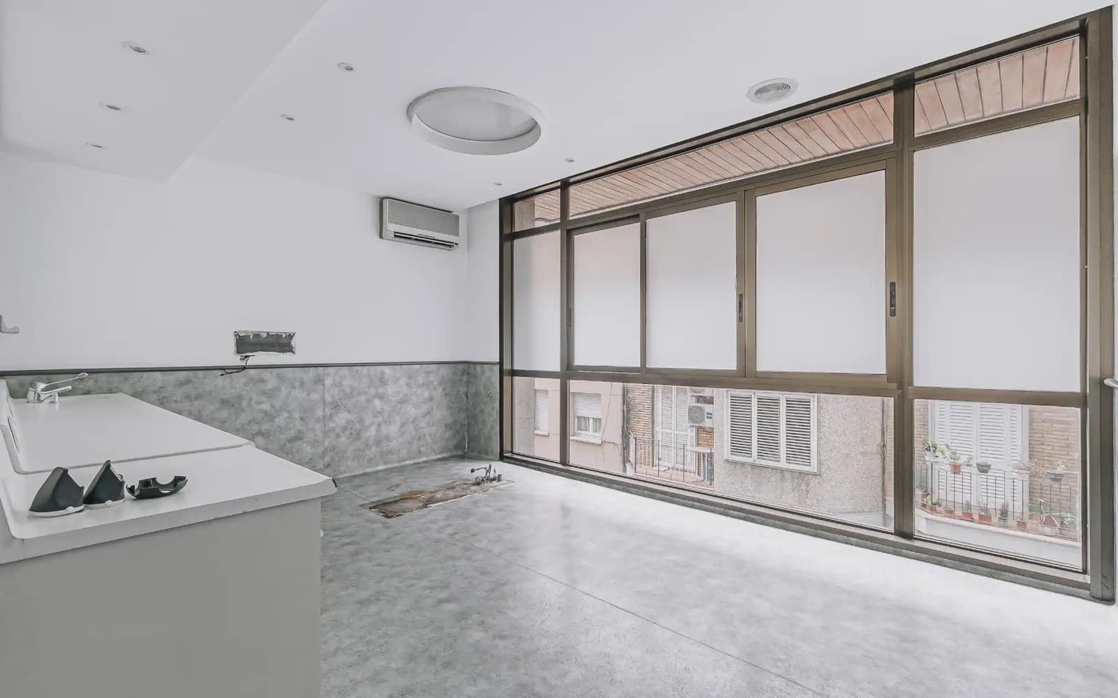 Commercial for sale in Barcelona city - € 420,000 (Ref: 9750934)