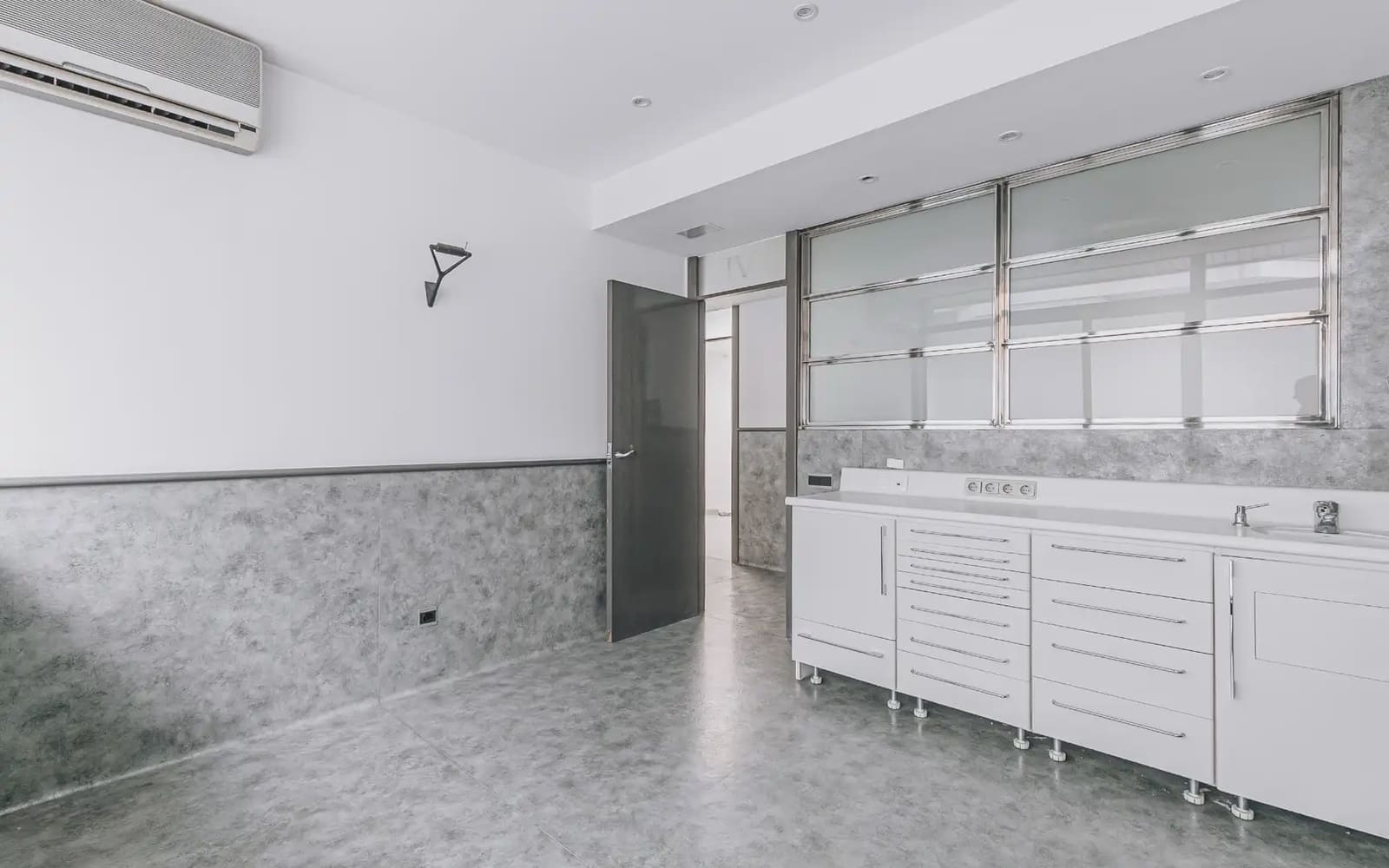 Commercial for sale in Barcelona city - € 420,000 (Ref: 9750934)