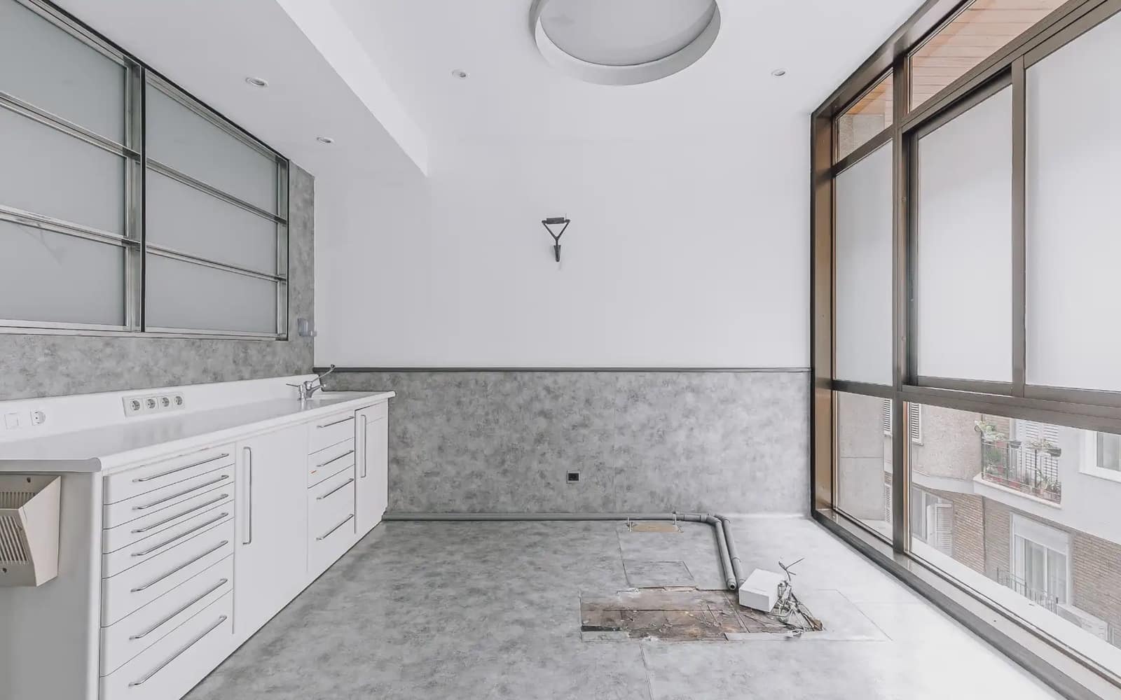 Commercial for sale in Barcelona city - € 420,000 (Ref: 9750934)