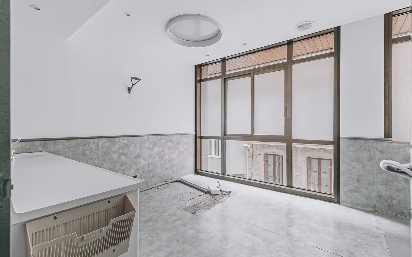 Commercial for sale in Barcelona city - € 420,000 (Ref: 9750934)