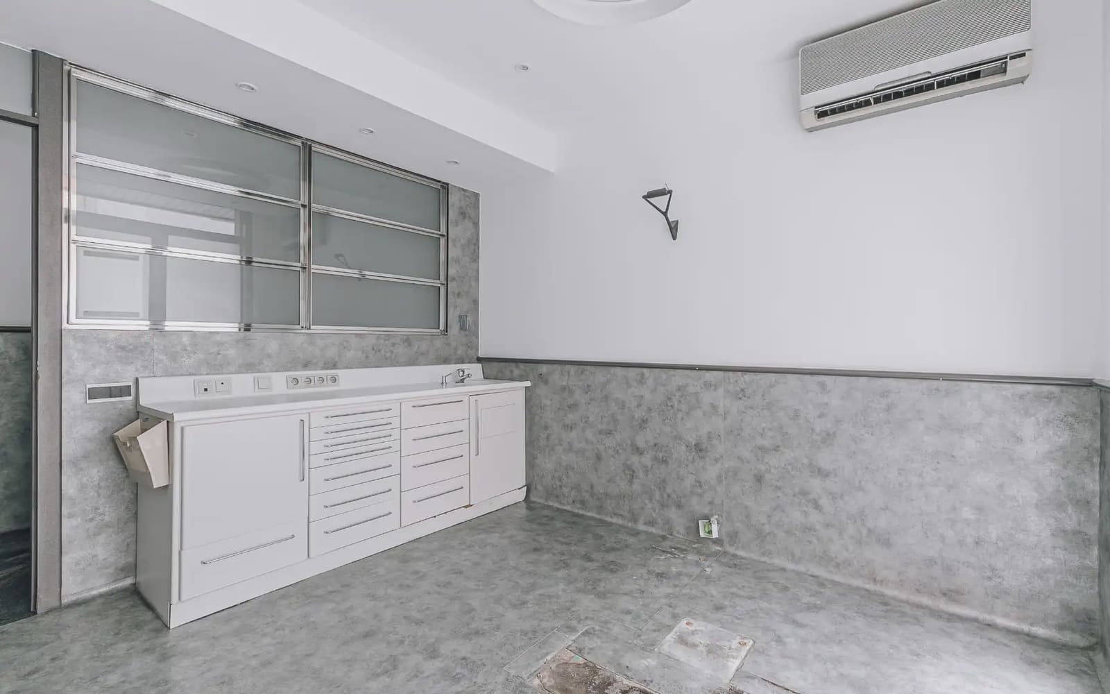 Commercial for sale in Barcelona city - € 420,000 (Ref: 9750934)