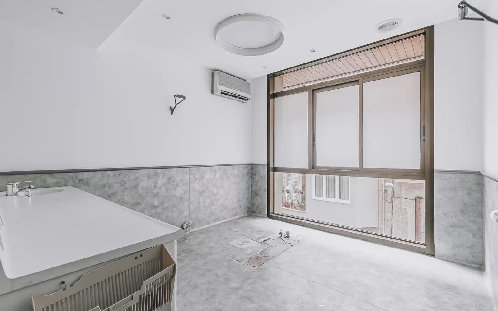 Commercial for sale in Barcelona city - € 420,000 (Ref: 9750934)