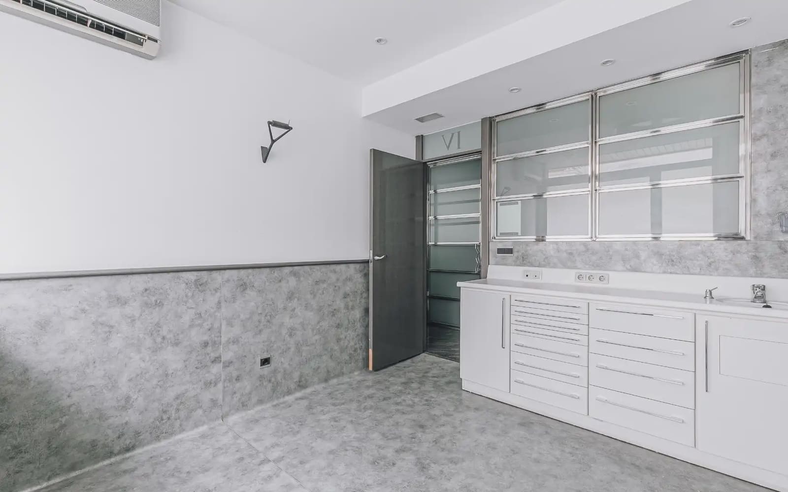 Commercial for sale in Barcelona city - € 420,000 (Ref: 9750934)