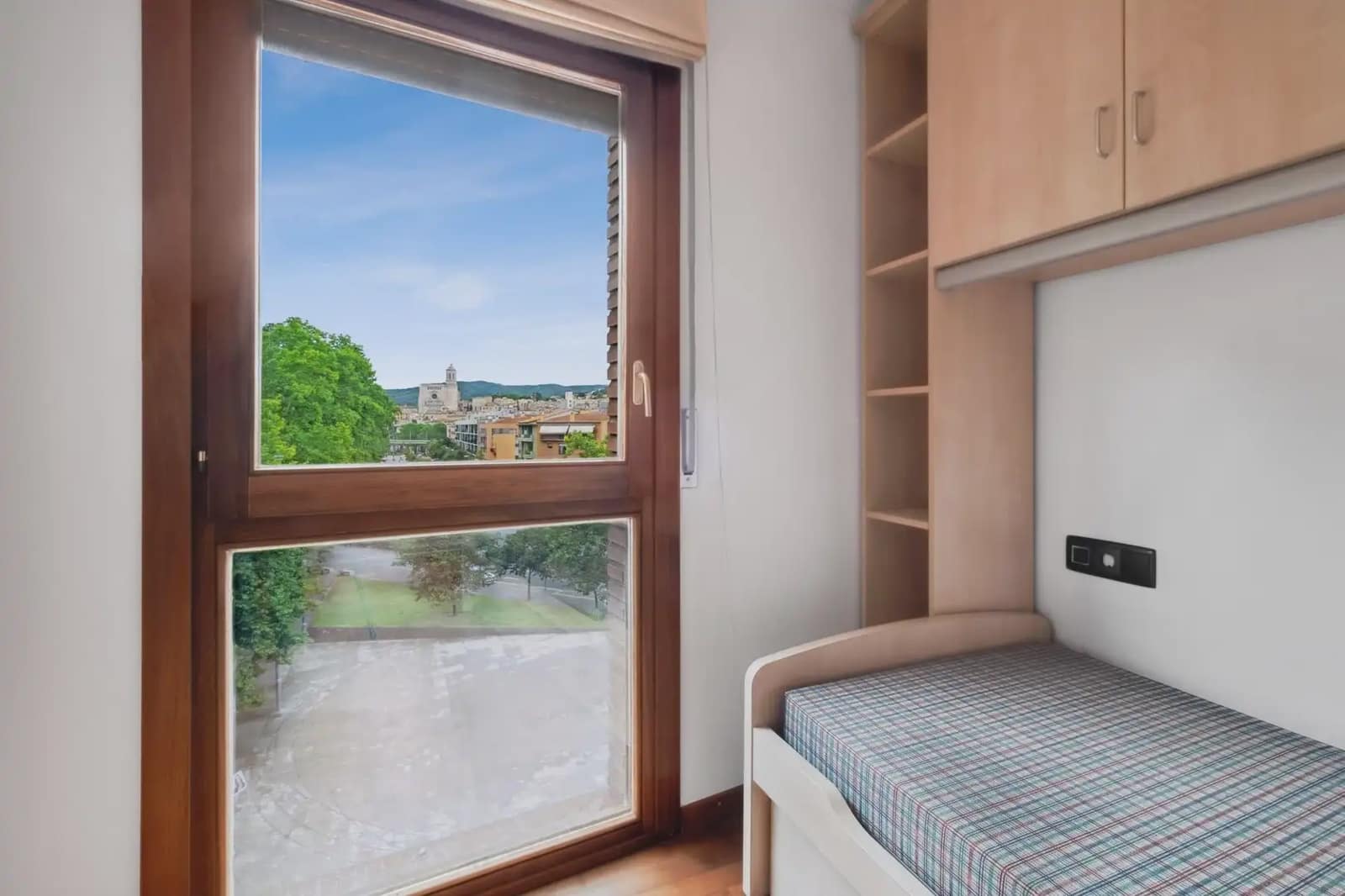 3 quarto Apartamento para arrendar em Girona cidade com garagem - 1 195 € (Ref: 9751103)