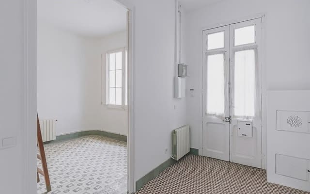 5 soveværelse Villa til salg i El Guinardó, Barcelona by - € 750.000 (Ref: 9758823)