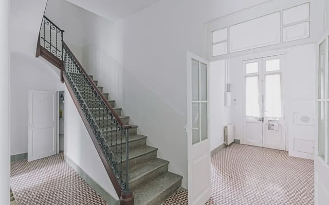 5 soveværelse Villa til salg i El Guinardó, Barcelona by - € 750.000 (Ref: 9758823)
