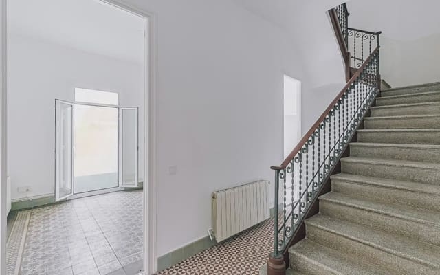 5 soveværelse Villa til salg i El Guinardó, Barcelona by - € 750.000 (Ref: 9758823)