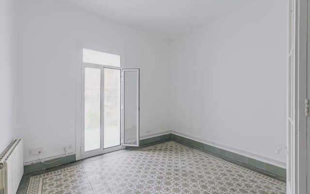 5 soveværelse Villa til salg i El Guinardó, Barcelona by - € 750.000 (Ref: 9758823)