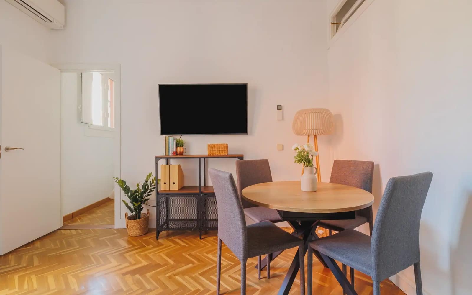 2 soveværelse Lejlighed til leje i Madrid by - € 2.400 (Ref: 9778898)