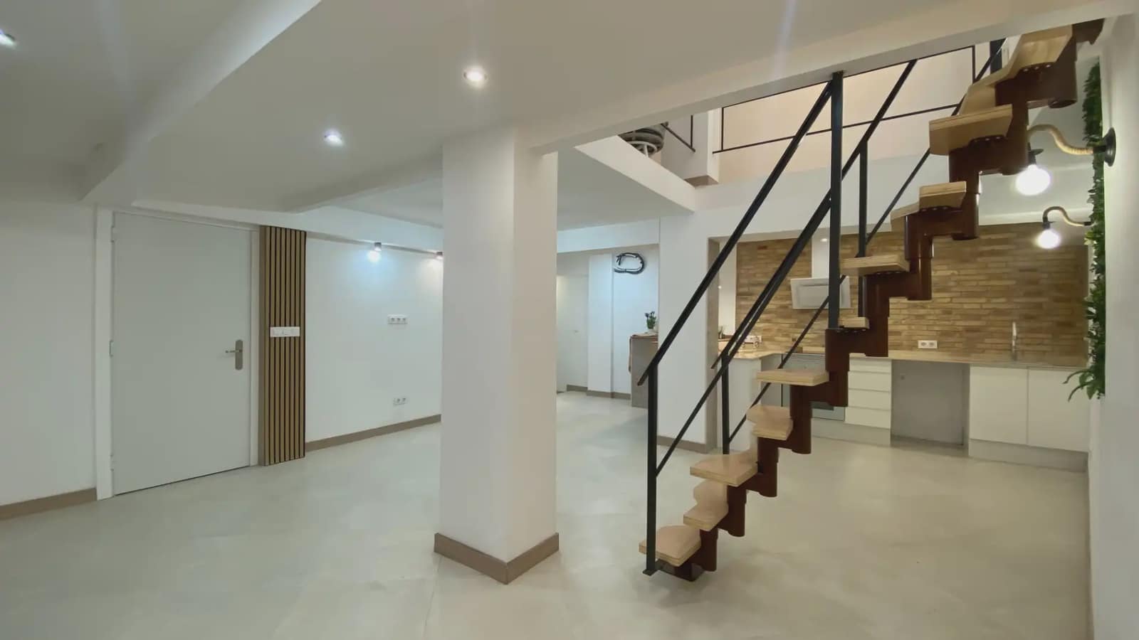 4 slaapkamer Flat te koop in Barcelona stad - € 420.000 (Ref: 9781412)