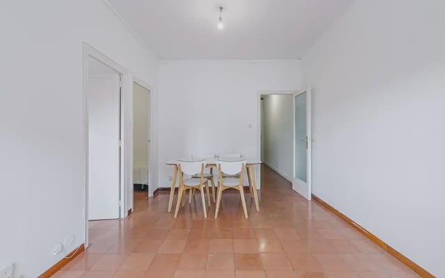 3 slaapkamer Flat te huur in El Baix Guinardó, Barcelona stad - € 913 (Ref: 9782360)