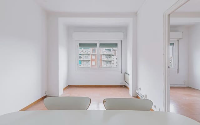 3 slaapkamer Flat te huur in El Baix Guinardó, Barcelona stad - € 913 (Ref: 9782360)