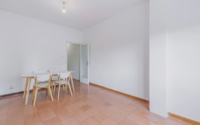 3 slaapkamer Flat te huur in El Baix Guinardó, Barcelona stad - € 913 (Ref: 9782360)