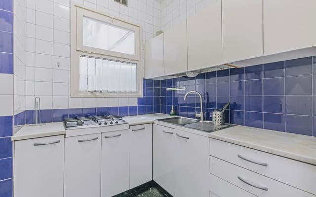 3 slaapkamer Flat te huur in El Baix Guinardó, Barcelona stad - € 913 (Ref: 9782360)