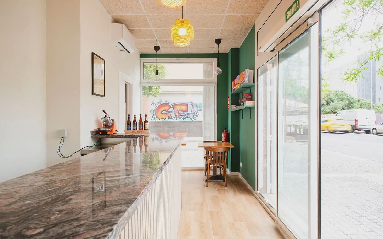 Erhverv til salg i Barcelona by - € 190.000 (Ref: 9784512)