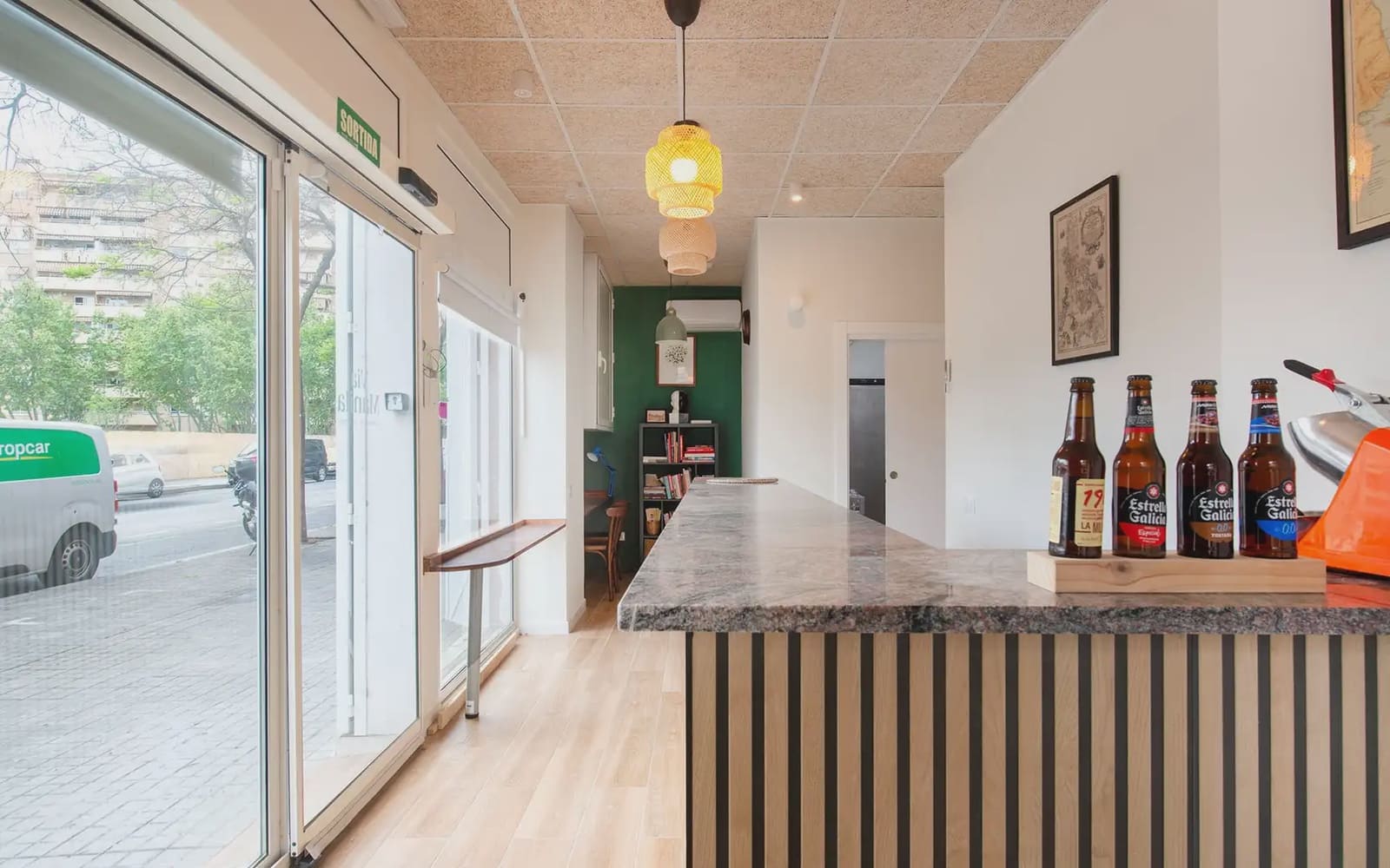 Erhverv til salg i Barcelona by - € 190.000 (Ref: 9784512)