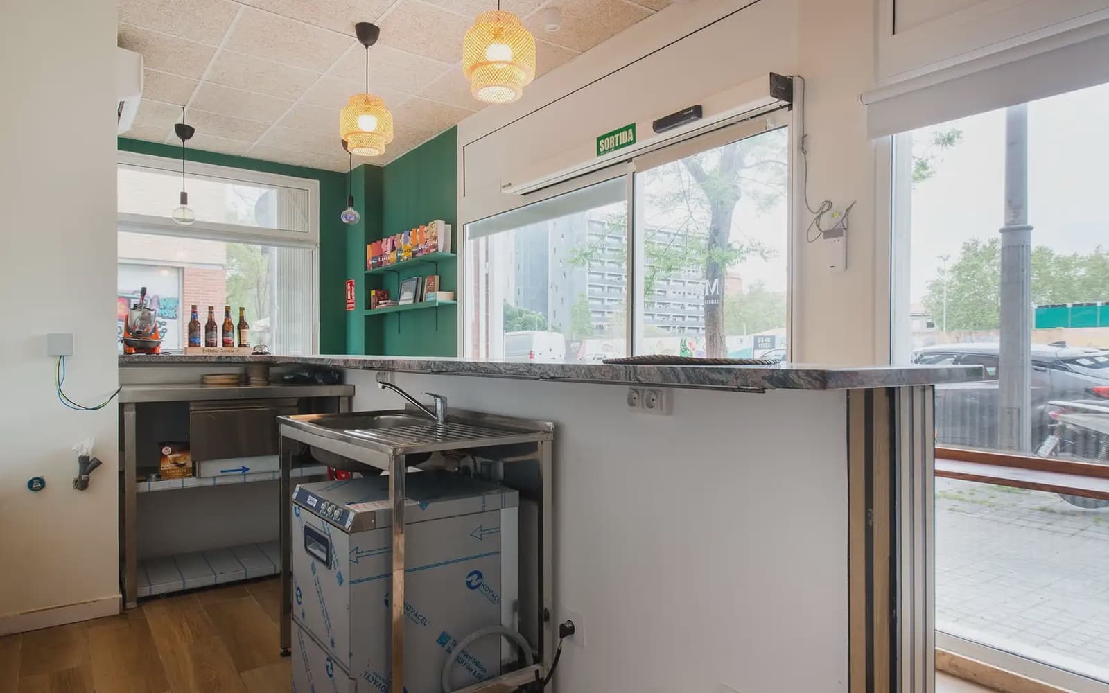 Erhverv til salg i Barcelona by - € 190.000 (Ref: 9784512)