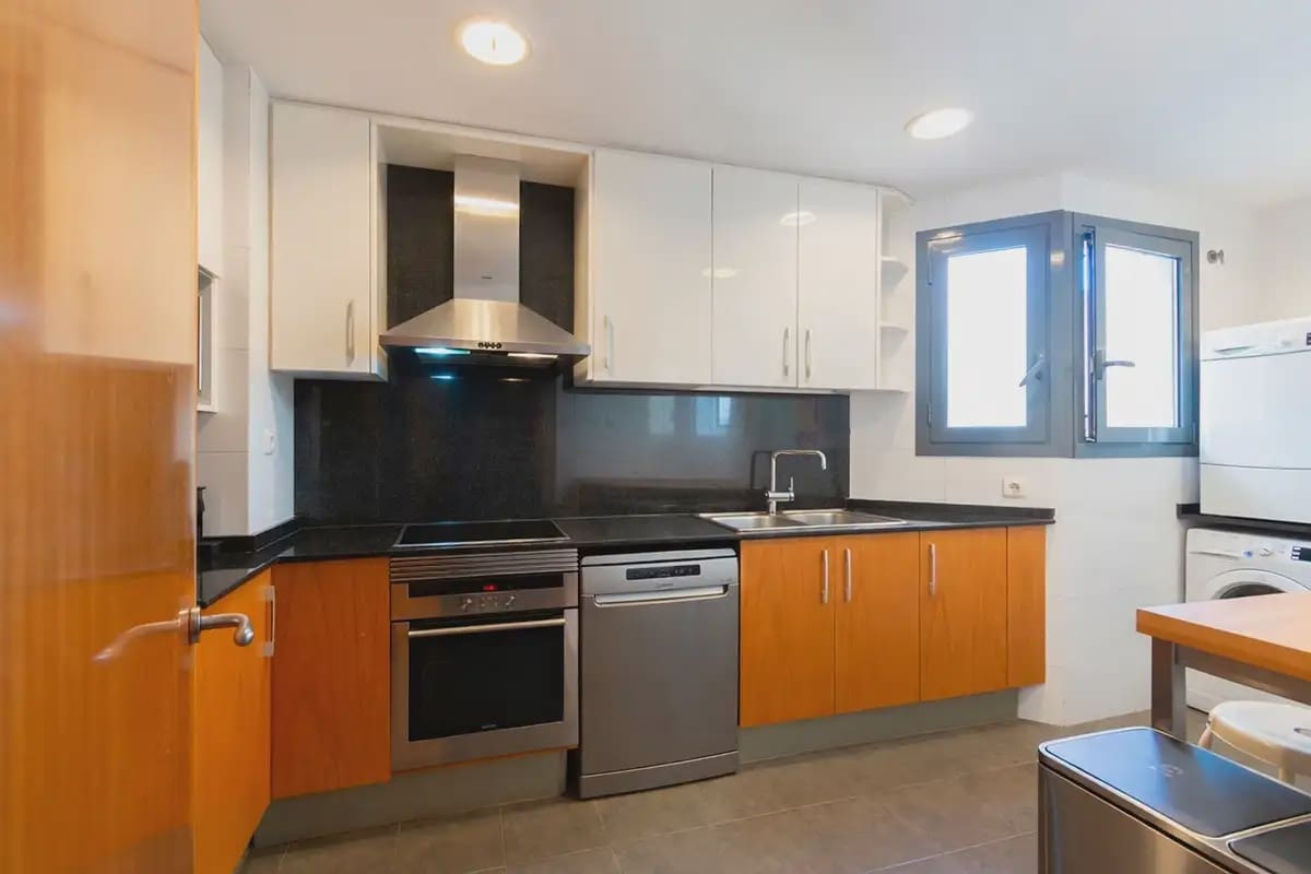 3 bedroom Flat for sale in Barcelona city with garage - € 650,000 (Ref: 9789797)