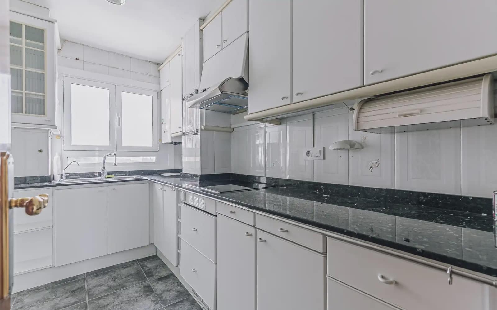 4 Zimmer Wohnung zu verkaufen in Barcelona Stadt mit Garage - 385.000 € (Ref: 9809425)