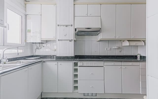 4 Zimmer Wohnung zu verkaufen in Can Baró, Barcelona Stadt mit Garage - 385.000 € (Ref: 9809425)