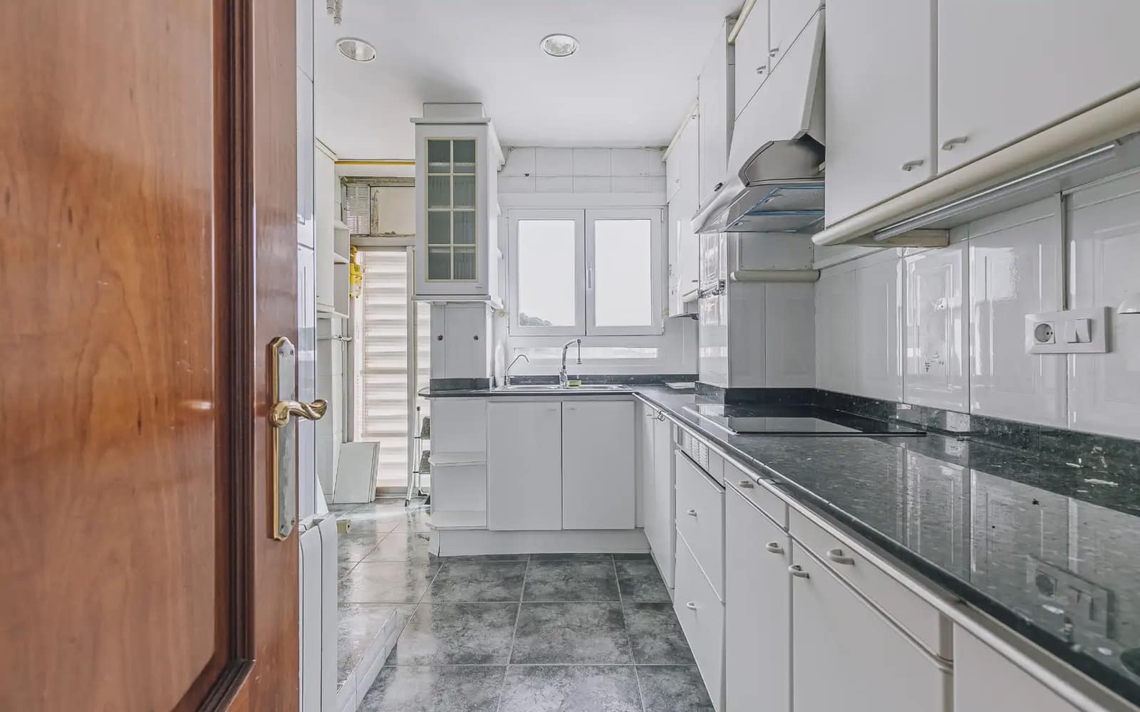 4 Zimmer Wohnung zu verkaufen in Barcelona Stadt mit Garage - 385.000 € (Ref: 9809425)