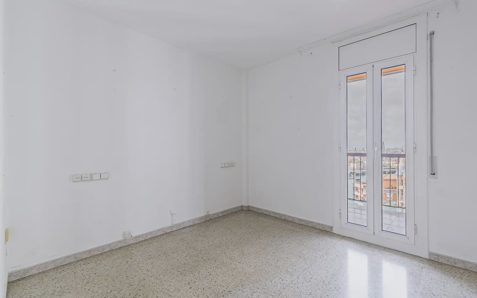4 Zimmer Wohnung zu verkaufen in Barcelona Stadt mit Garage - 385.000 € (Ref: 9809425)