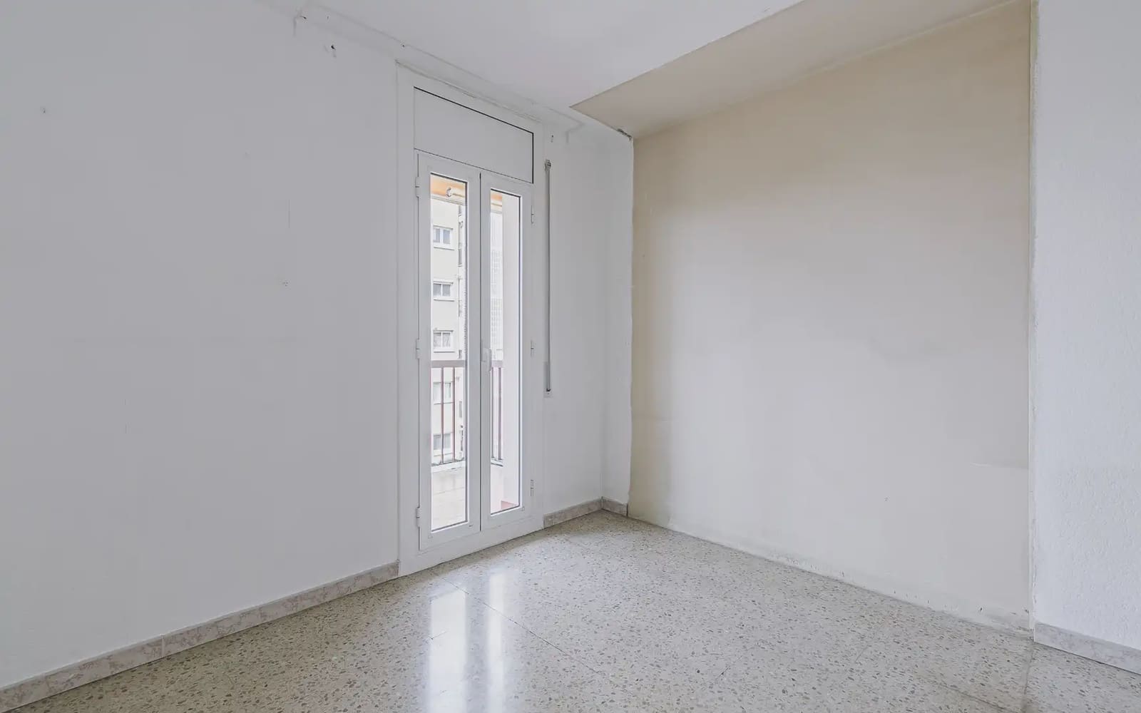 4 Zimmer Wohnung zu verkaufen in Barcelona Stadt mit Garage - 385.000 € (Ref: 9809425)