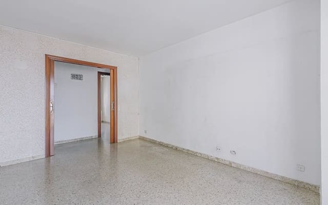 4 Zimmer Wohnung zu verkaufen in Can Baró, Barcelona Stadt mit Garage - 385.000 € (Ref: 9809425)