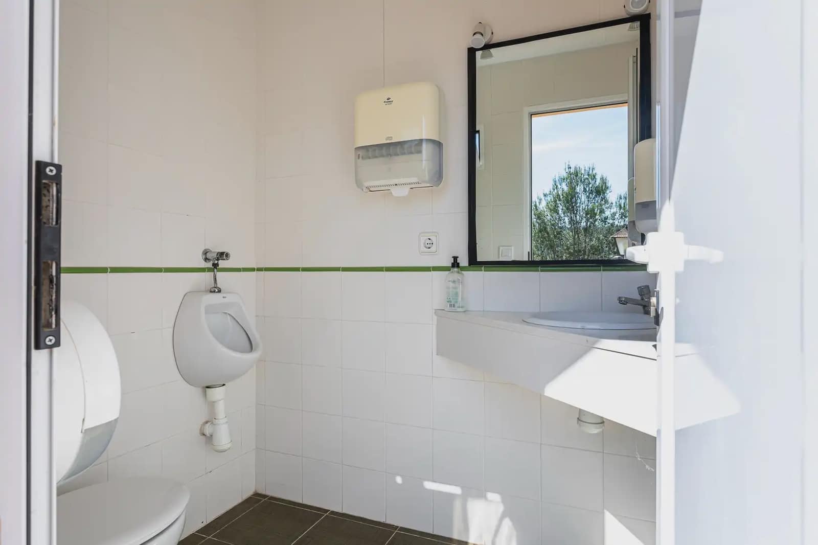8 bedroom Hotel for sale in Montanejos - € 489,000 (Ref: 9819631)