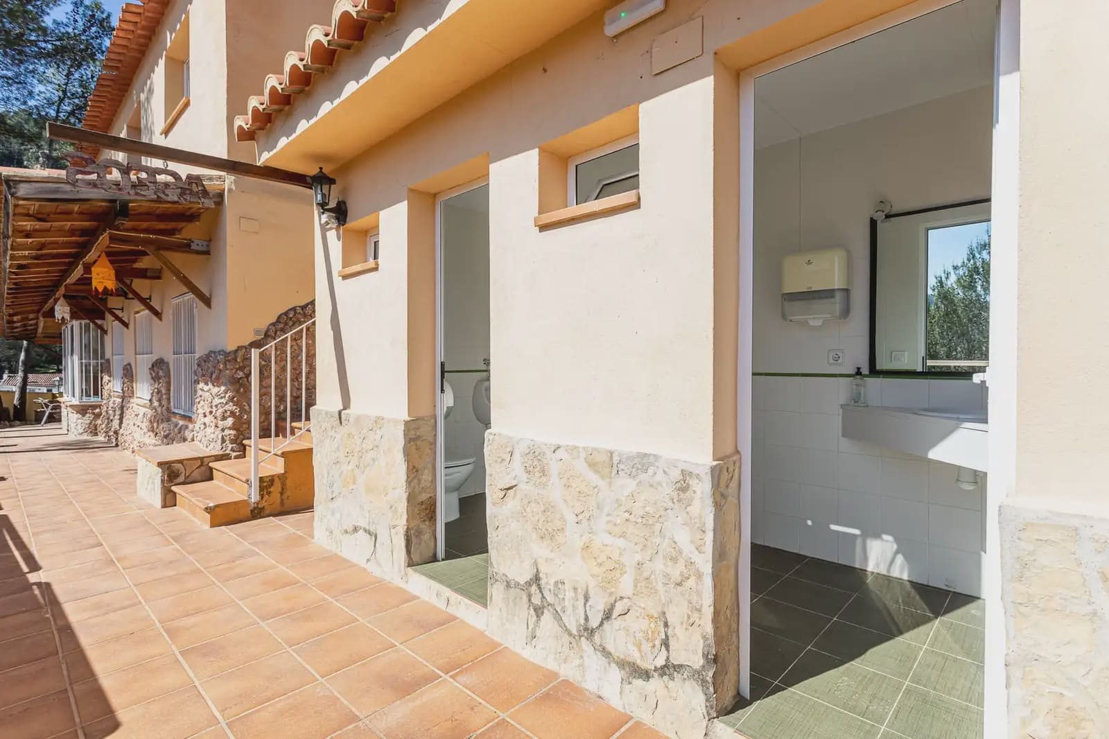 8 bedroom Hotel for sale in Montanejos - € 489,000 (Ref: 9819631)