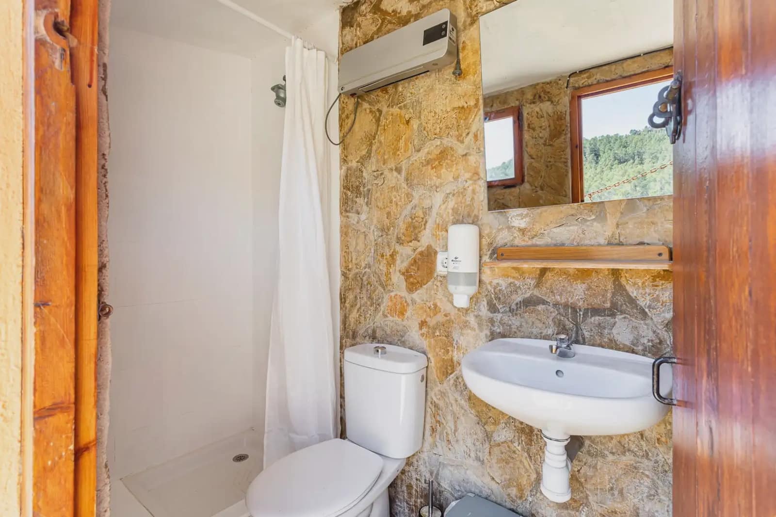 8 bedroom Hotel for sale in Montanejos - € 489,000 (Ref: 9819631)