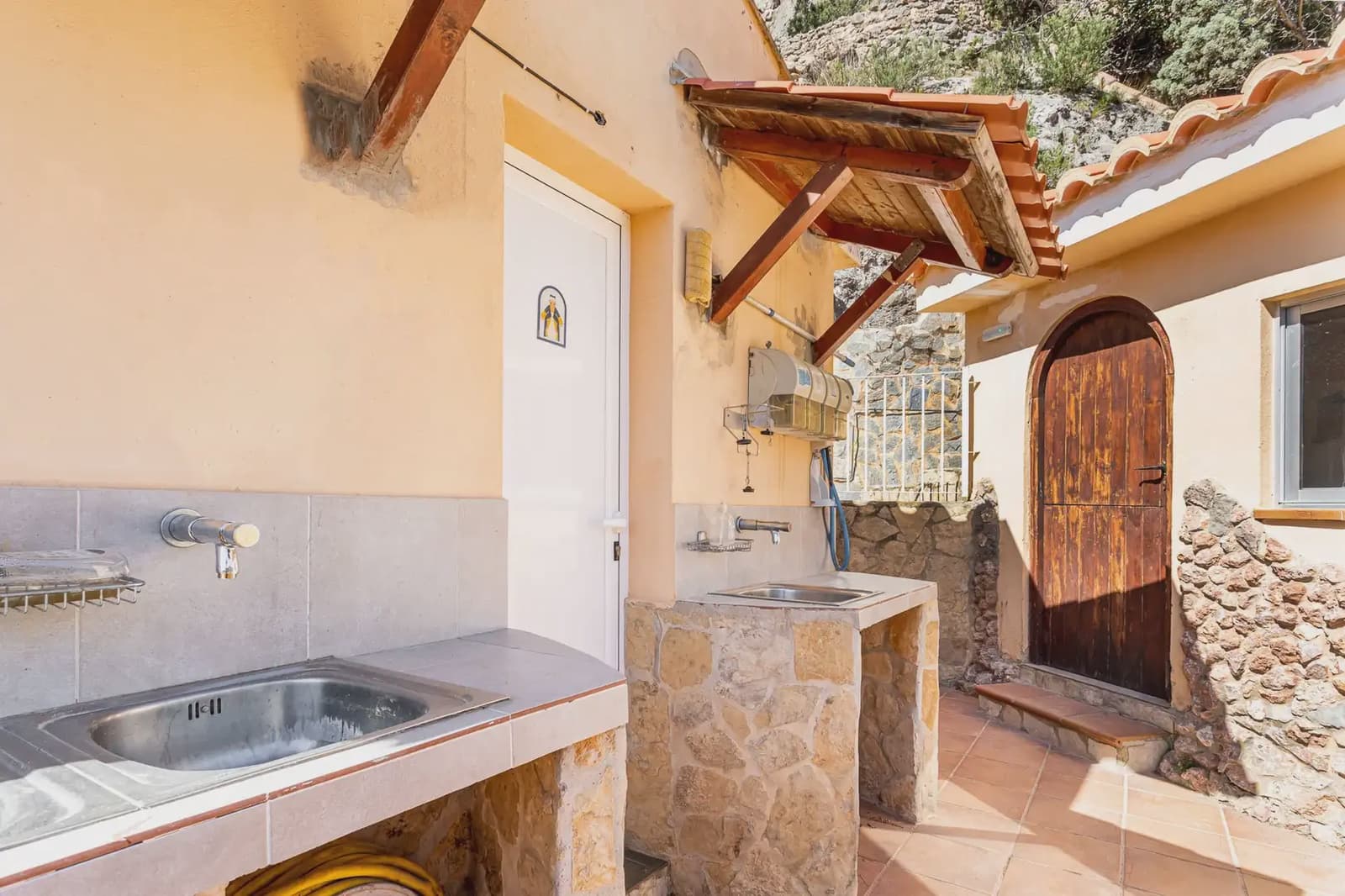 8 bedroom Hotel for sale in Montanejos - € 489,000 (Ref: 9819631)