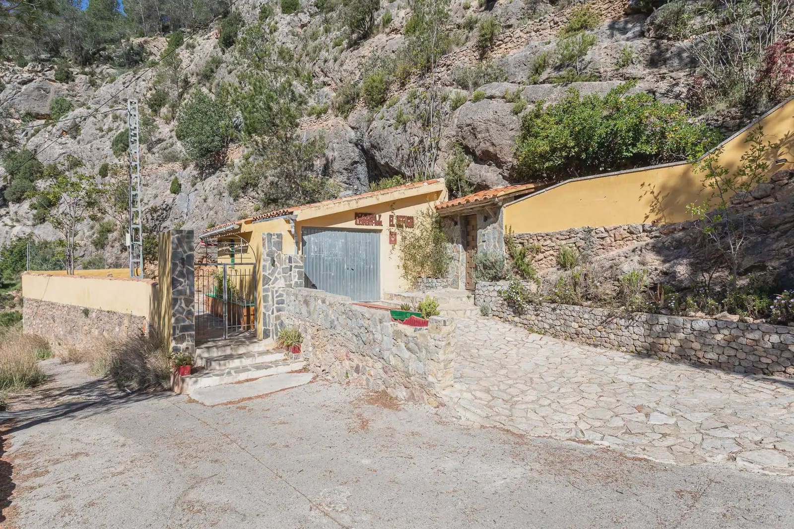 8 bedroom Hotel for sale in Montanejos - € 489,000 (Ref: 9819631)