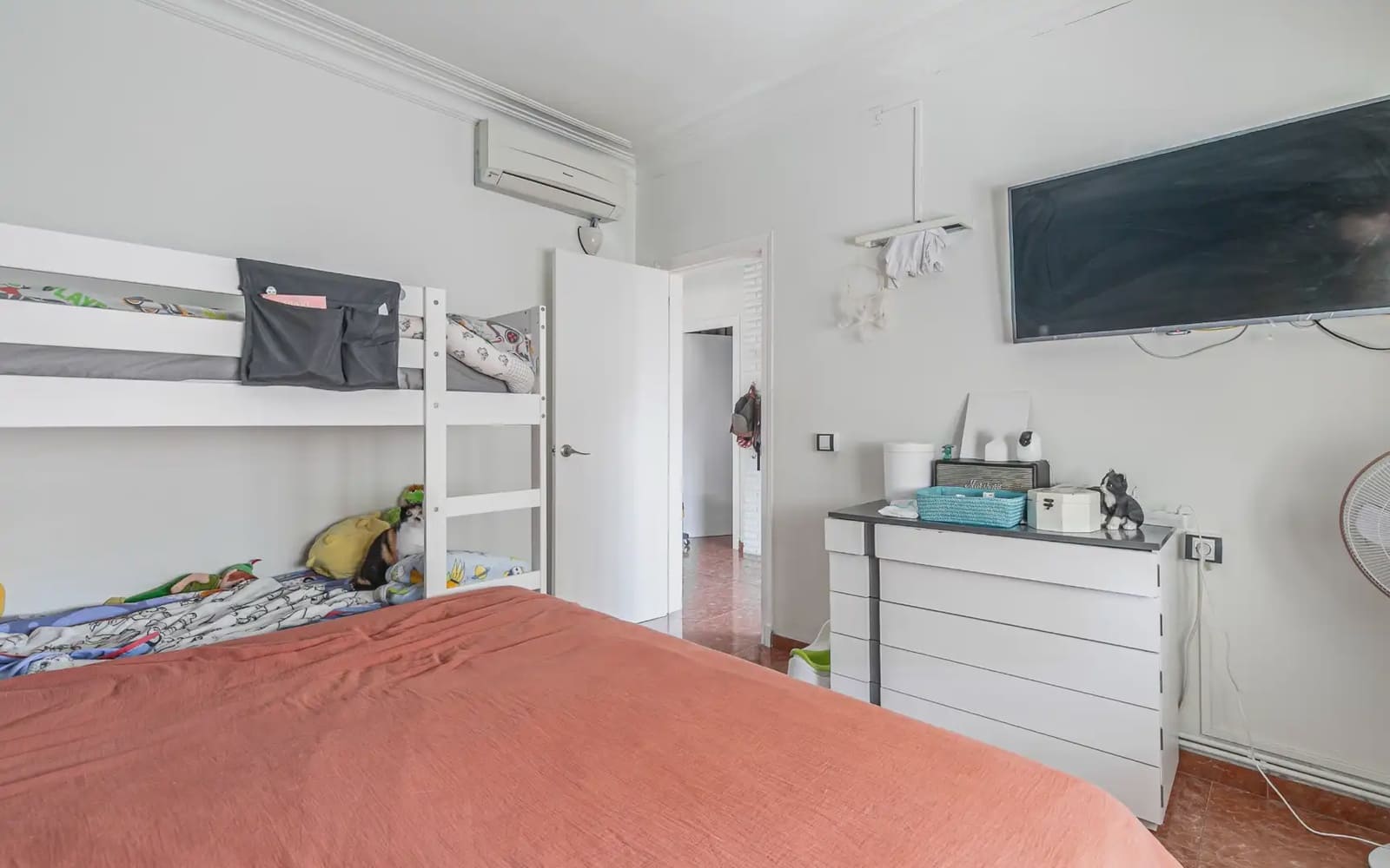 4 bedroom Bungalow for sale in Santa Coloma de Gramenet with garage - € 390,000 (Ref: 9823218)